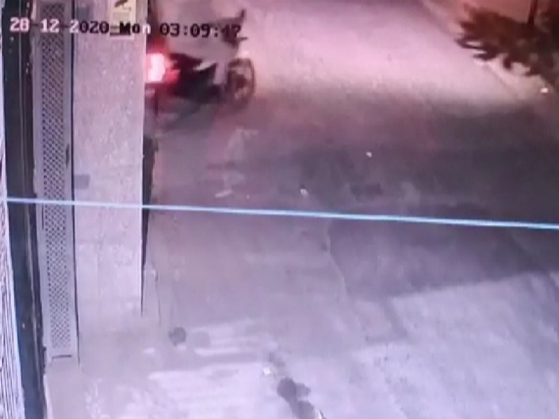 Incredible! Thieves came in front, police run away; incident captured in the cctv | Video : चोरांना बघून चक्क पोलिसांनीच ठोकली धूम; घटना सीसीटीव्हीत कैद