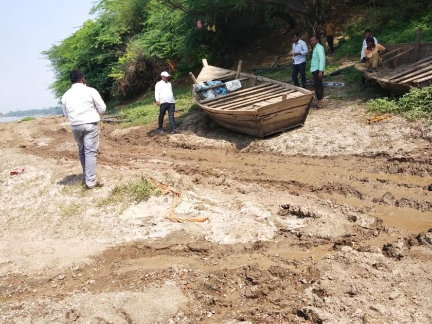 11 illegal sand mining boats smashed; Action of Pandharpur Revenue Administration | अवैध वाळू उपसा करणाऱ्या ११ होड्या फोडल्या; पंढरपूर महसूल प्रशासनाची कारवाई