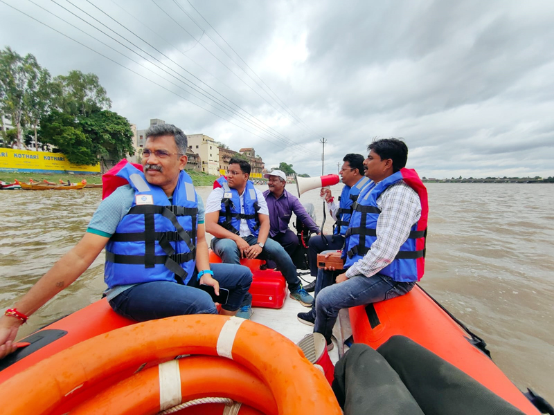 big news; Flood threat to Bhima river in Pandharpur; Other systems ready with two boats | मोठी बातमी; पंढरपुरातील भीमा नदीला पुराचा धोका; दोन बोटीसह अन्य यंत्रणा सज्ज