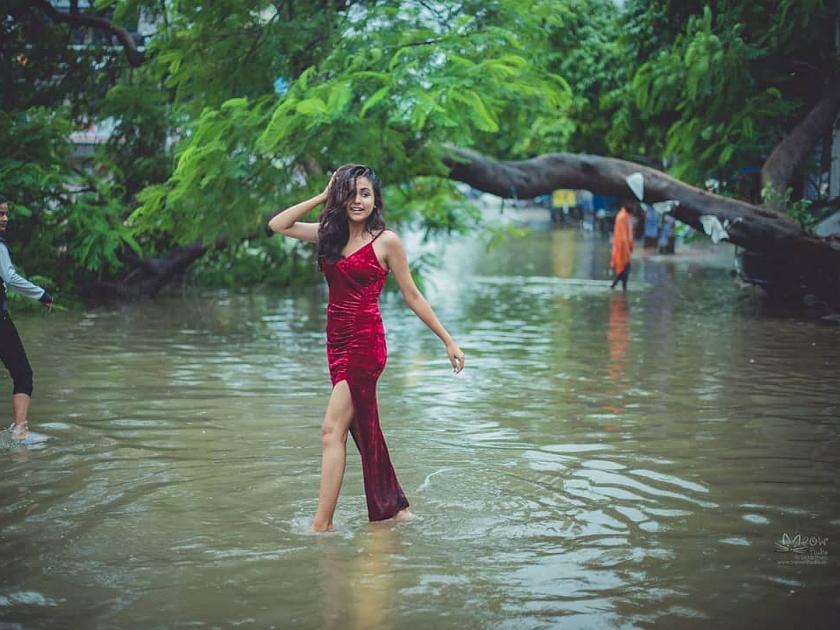 Photos of model Aditi Singh is setting fire in Bihar flood | पूराच्या पाण्यात तरूणीचं फोटोशूट, सोशल मीडियात व्हायरल झालेत फोटो...