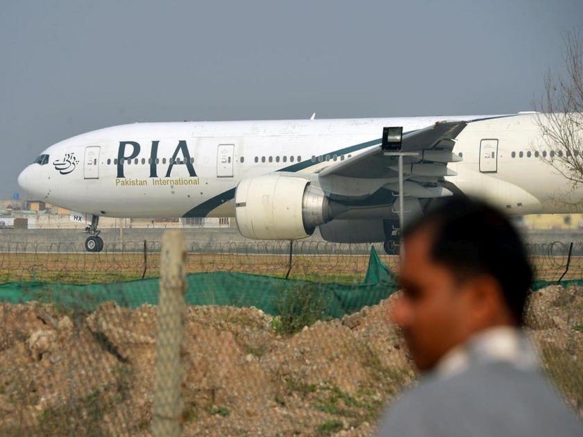 Pakistan International Airlines Plane Crashed Near Karachi Airport kkg | लाहोरहून कराचीला जाणाऱ्या पाकिस्तान एअरलाईन्सच्या विमानाला भीषण अपघात