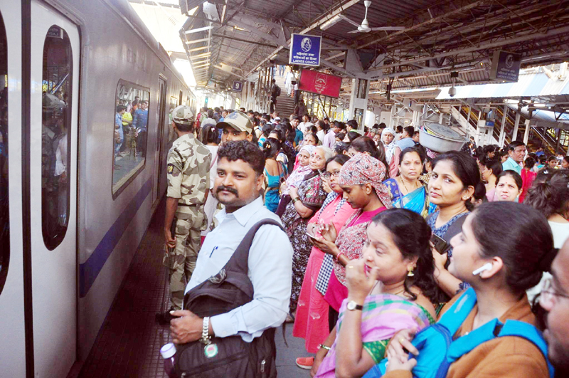 Railway Housefull on Diwali; Ticket waiting has reached 300 | दिवाळीत रेल्वे हाऊसफुल्ल; तिकिटाचे वेटिंग पोहोचले ३०० वर