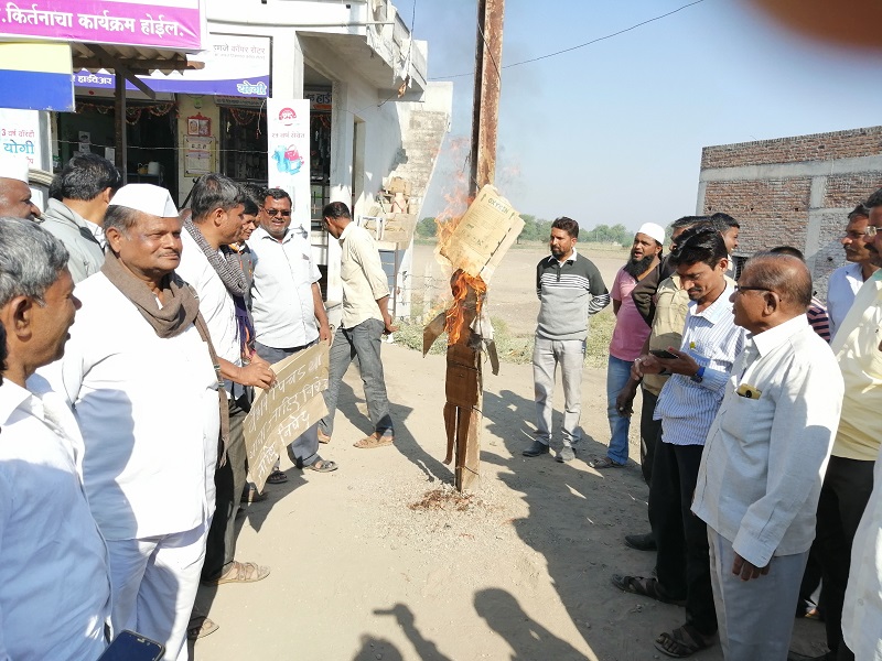 Farmers in the area of Ranjangaon burnt the statue of Pichad in the area | रांजणगावमध्ये लाभक्षेत्रातील शेतक-यांनी आमदार पिचडांचा पुतळा जाळला