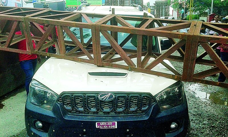 The construction bridge pillar collapsed on the car in Nagpur | नागपुरात  निर्माणाधीन उड्डाण पुलाचा पिलर कारवर कोसळला