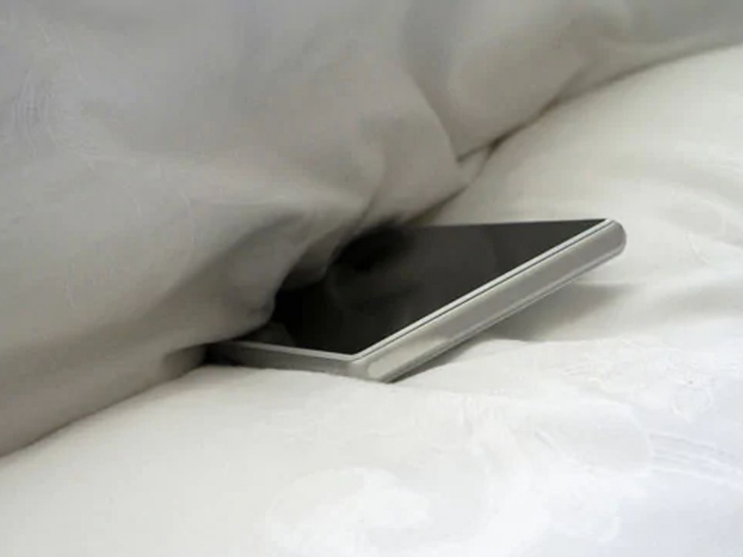 woman put her mobile under pillow explode | उशीखाली मोबाइल ठेवून झोपी गेली महिला अन् पहाटे झालं होत्याचं नव्हतं