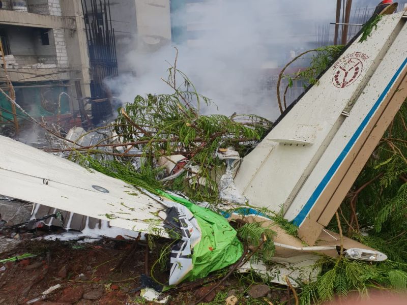 Chartered Plane Crashed In Mumbai: Salute to pilot, thousands of lives saved | Chartered Plane Crashed In Mumbai: वैमानिकाच्या शौर्याला सलाम, प्रसंगावधान दाखवत वाचवले हजारोंचे प्राण