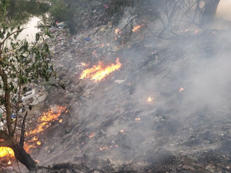 A big fire in the drain; incident in Shahu nagar, Pimpri Chinchwad | नाल्यातील कचऱ्याला मोठी आग; पिंपरी चिंचवड शाहूनगरमधील प्रकार