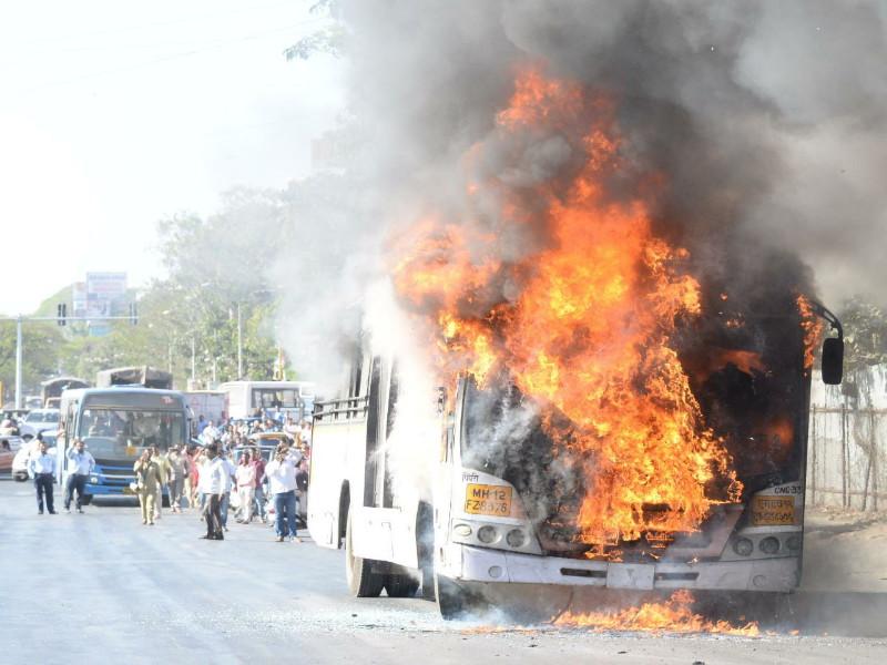 PMPML bus burns in Pimpri Chinchwad Municipal Corporation due to short circuit | पिंपरी चिंचवड महापालिकेसमोर पीएमपीएमएलची बस जाळून खाक