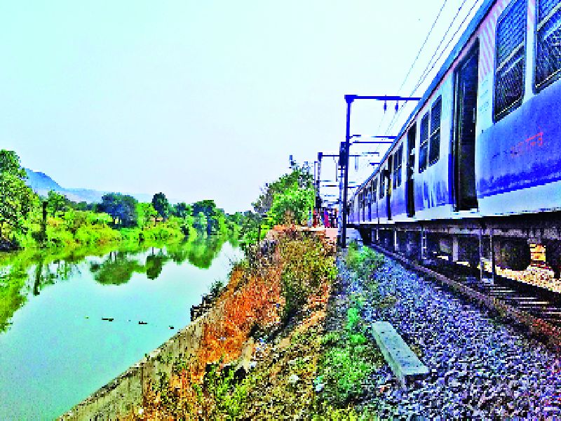 A railway track in Kamlesh became tracked by the death trap | कामशेत येथील रेल्वे ट्रॅक बनला मृत्यूचा सापळा