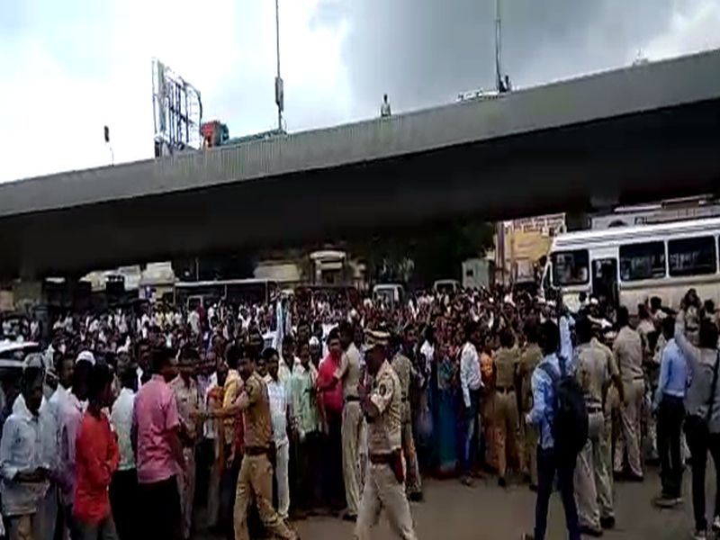 Road blocked by ringers in front of Chief Minister | पिंपरीत रिंगरोड बाधितांनी अडवला मुख्यमंत्र्यांचा रस्ता