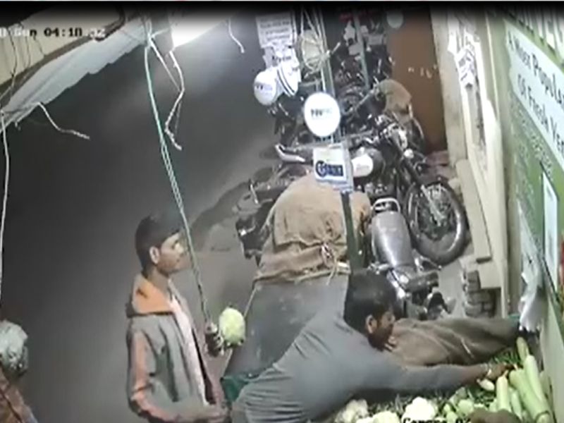 Pimpri gang-racket stolen, vegetable thieves captured in camera | VIDEO- पिंपरी मंडईत चोरट्यांचा सुळसुळाट, भाजी चोरणारे टोळके कॅमेऱ्यात कैद 