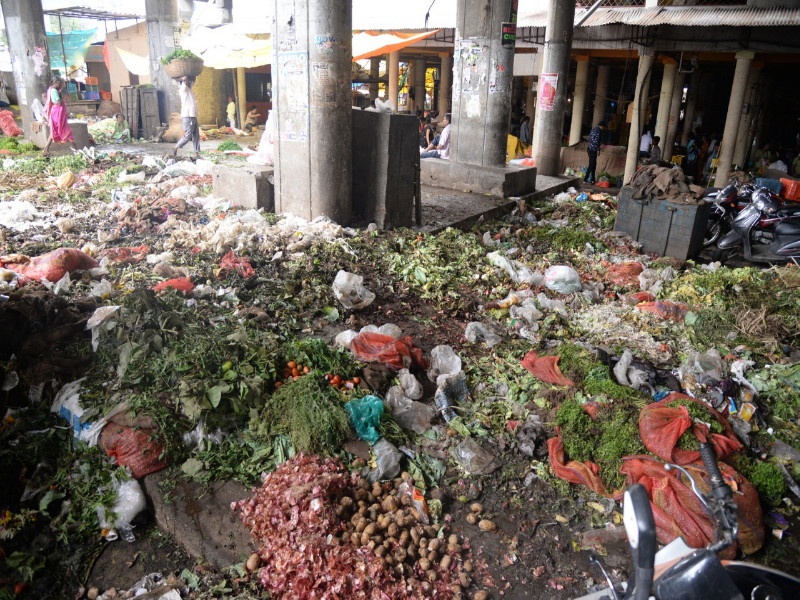 no cleanness in central place of Pimpri-Chinchwad | पिंपरी-चिंचवड शहरातील मध्यवर्ती ठिकाण झाले '' रोगट ''