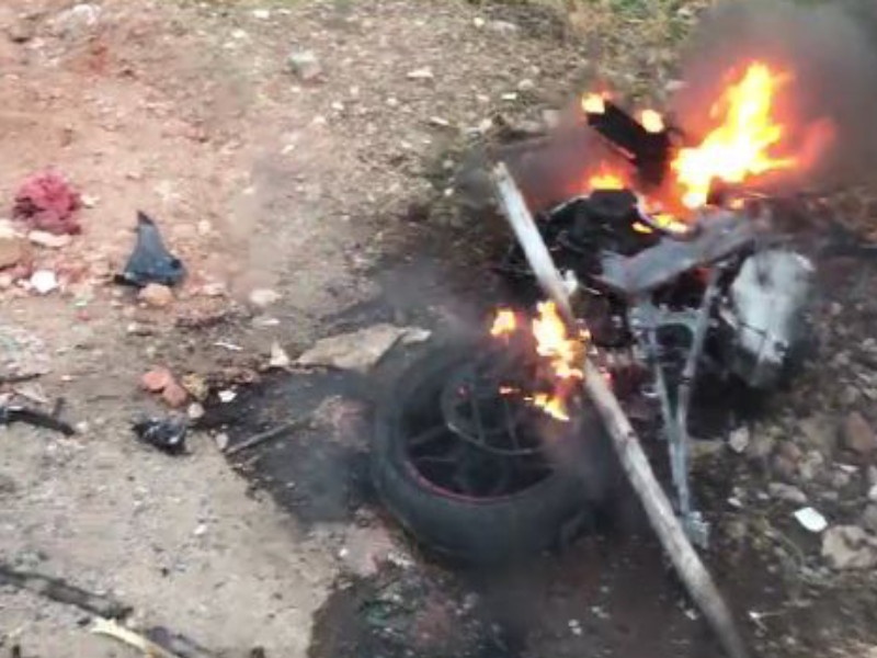 two wheeler-car accident in bhosari, bike burn | भोसरीत वेगवान दुचाकीची गाडीला धडक; दुचाकी जळून खाक