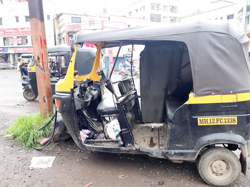 one autorickshaw driver died in accident at pimpri | पिंपरीत खांबाला रिक्षा धडकून चालक ठार