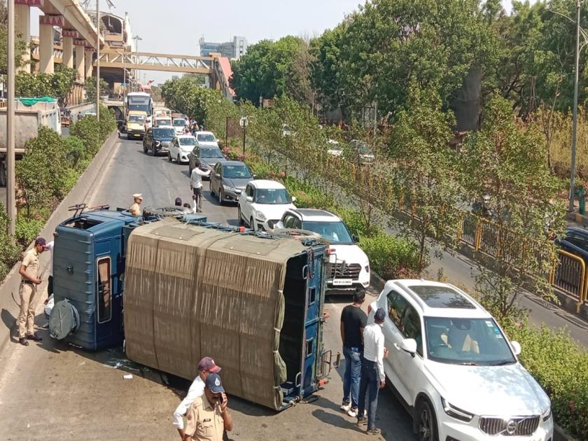 Air force reverses tempo in Pimpri causing traffic jam; Accident on Pune-Mumbai highway | पिंपरीत हवाई दलाचा टेम्पो उलटून वाहतूक कोंडी; पुणे-मुंबई महामार्गावरील अपघात