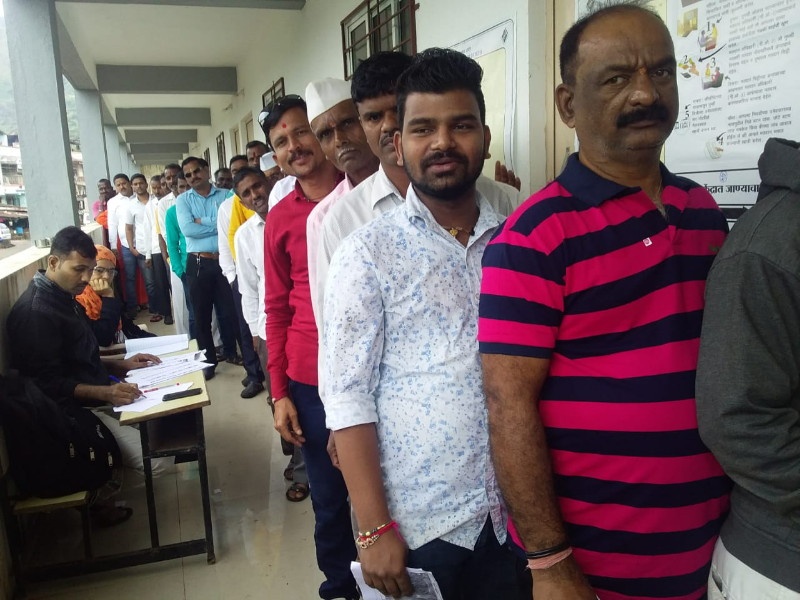 Maharashtra Election 2019 : Spontaneous voting during morning phase in Pimpri Chinchwad | पुणे निवडणूक २०१९ : पिंपरी चिंचवडमध्ये सकाळच्या टप्प्यात उत्स्फूर्त मतदान