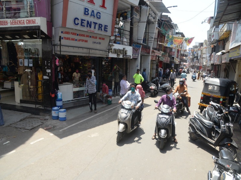 Shops open in Pimpri city after two months; Crowds of citizens on the streets | पिंपरी शहरात दोन महिन्यांनंतर दुकाने खुली ; रस्त्यांवर नागरिकांची गर्दी