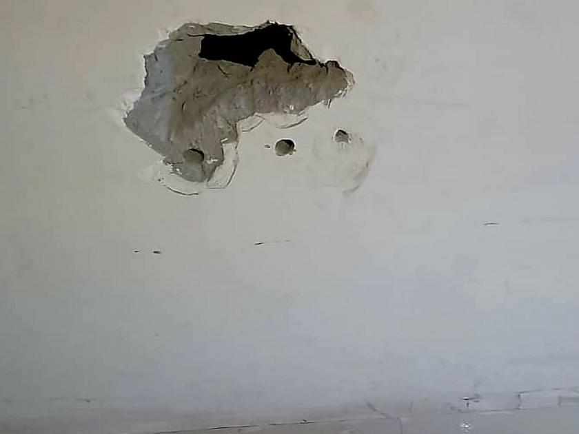 Bank robbery attempt by smashing the wall, Police injured during chase, Suspects taken into custody | भिंतीला भगदाड पाडून बँकेत चोरीचा डाव, पाठलाग करताना पोलिस जखमी, संशयिताना घेतले ताब्यात