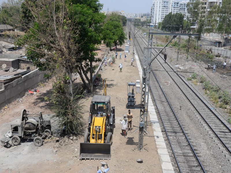 The work of platform length devlopment start at Pimpri railway station | पिंपरी रेल्वे स्थानकात फलाटांची लांबी वाढविण्याचे काम सुरू