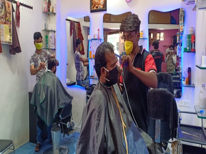 Hair salon shops are started by following the oppressive conditions In the Pimpri Chinchwad city | पिंपरी चिंचवड शहरात जाचक अटींचे पालन करून सलूनची दुकाने सुरू