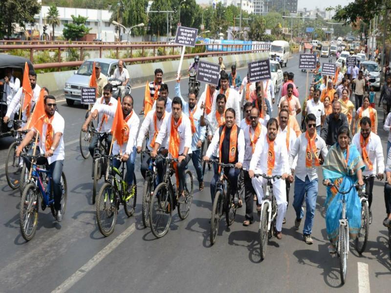 Shiv Sena's cycle rally because petrol-diesel fuel rate increasing | पिंपरीत शिवसेनेचा पेट्रोल - डिझेल दरवाढीविरोधात सायकल मोर्चा