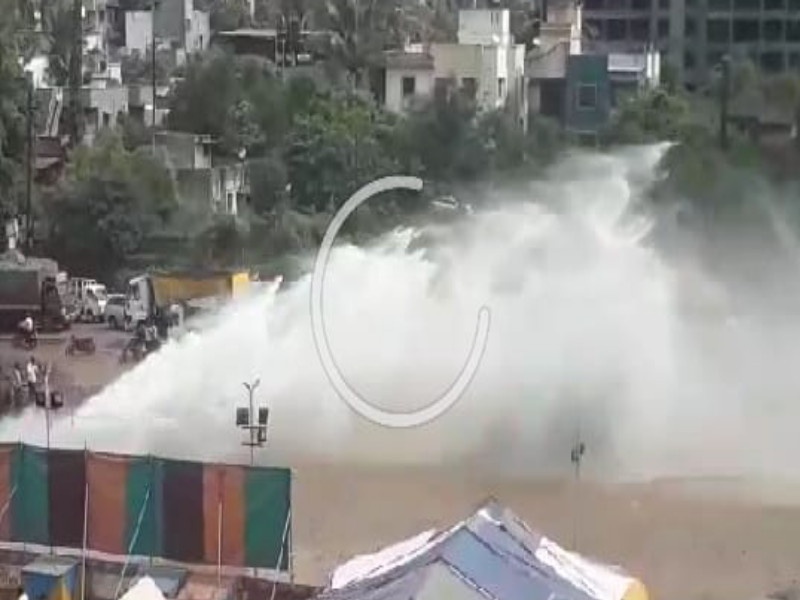 Katrraj-Kondhwa road water pipeline break down | कात्रज- कोंढवा रस्त्यावर जलवाहिनी फुटली