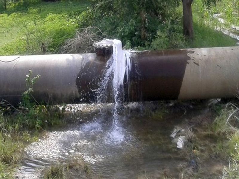 Water pipeline repaired | चार तासांत जलवाहिनीची दुरुस्ती