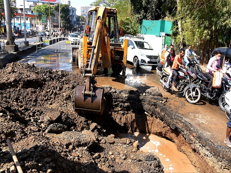 The season of waterway bursts continues; Water crisis due to leakage in 450 mm diameter water pipeline at Kranti Chowk Aurangabad | जलवाहिन्या फुटण्याचे सत्र सुरूच; क्रांती चौकात जलवाहिनीला गळतीने निर्जळीचे संकट