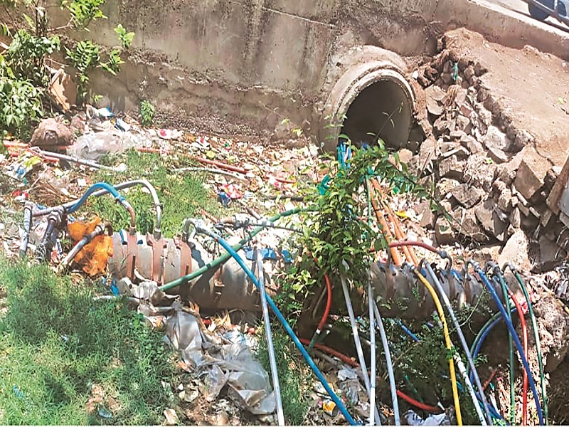 On the next day the Aurangabad municipality cuts 127 illegal water connections | दुसऱ्या दिवशी मनपाने कापले १२७ अनधिकृत नळ
