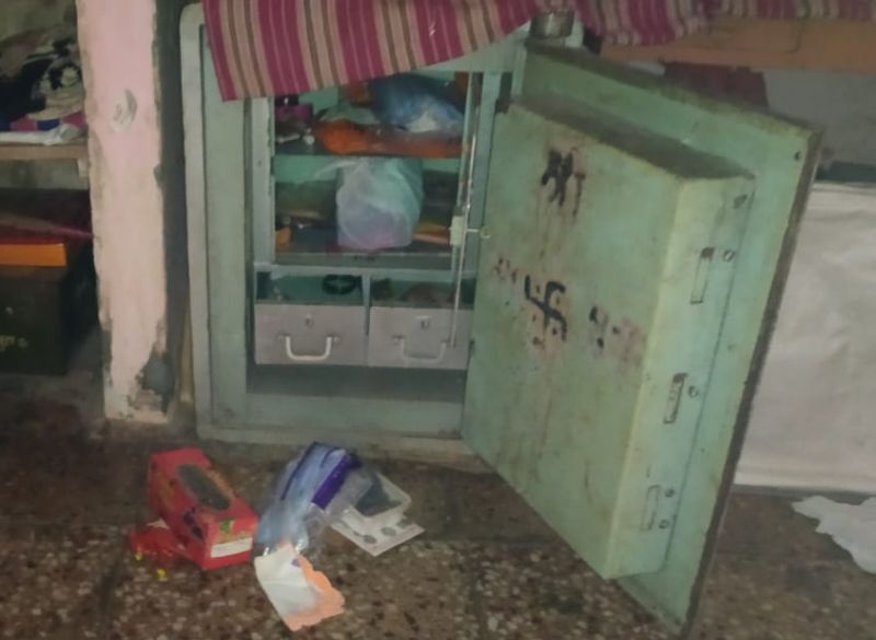 Three burglars at Pipalkhuta; Lampas looted Rs 1.5 lakh | पिंपळखुटा येथे तीन घरफोड्या; दीड लाख रुपयांचा ऐवज लंपास