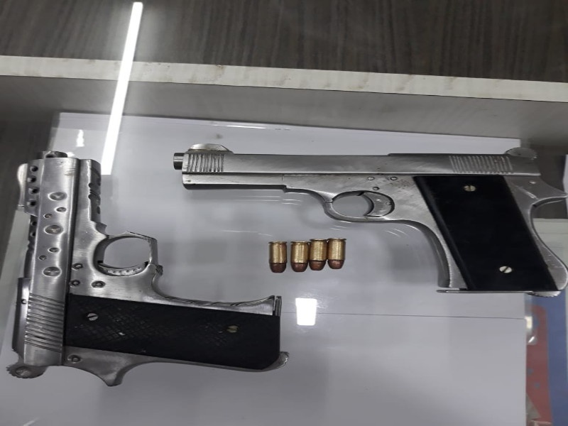 Two villagers pistol seized from Kalbhor gang criminal | काळभोर टोळीतील गुंडाकडून दोन गावठी पिस्तुल जप्त