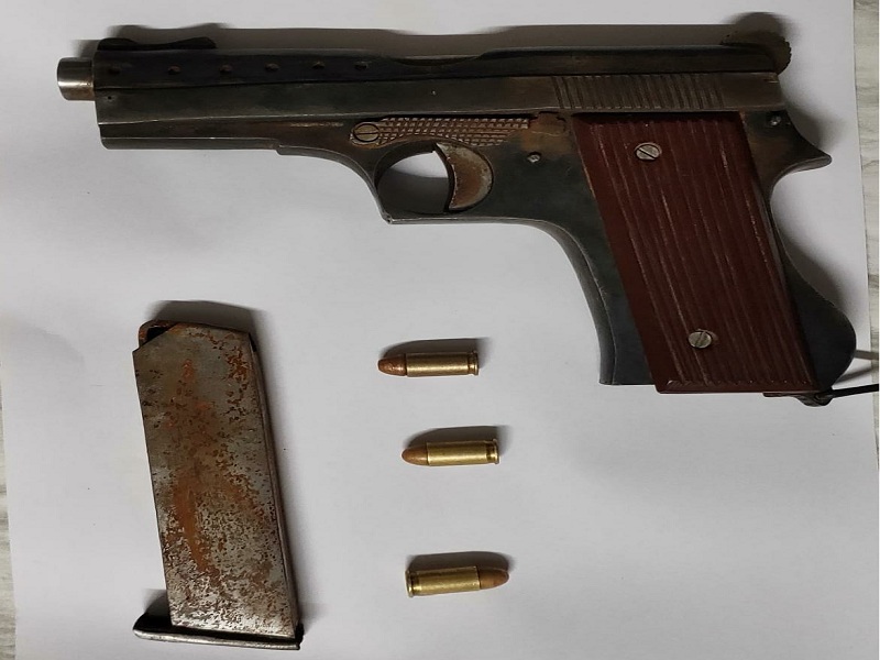 In Beed, a man was arrested du revolver with three live cartridges | बीडमध्ये गावठी कट्टा, तीन जीवंत काडतुस बाळगणाऱ्या तरुणास बेड्या