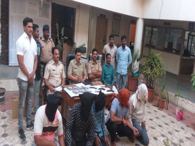 Baramati to Madhya Pradesh 'pistol connection'; Dozens of pistols seized, 11 arrested | बारामती ते मध्यप्रदेश 'पिस्तूल कनेक्शन' ; डझनभर पिस्तुले जप्त, ११ जणांना अटक 