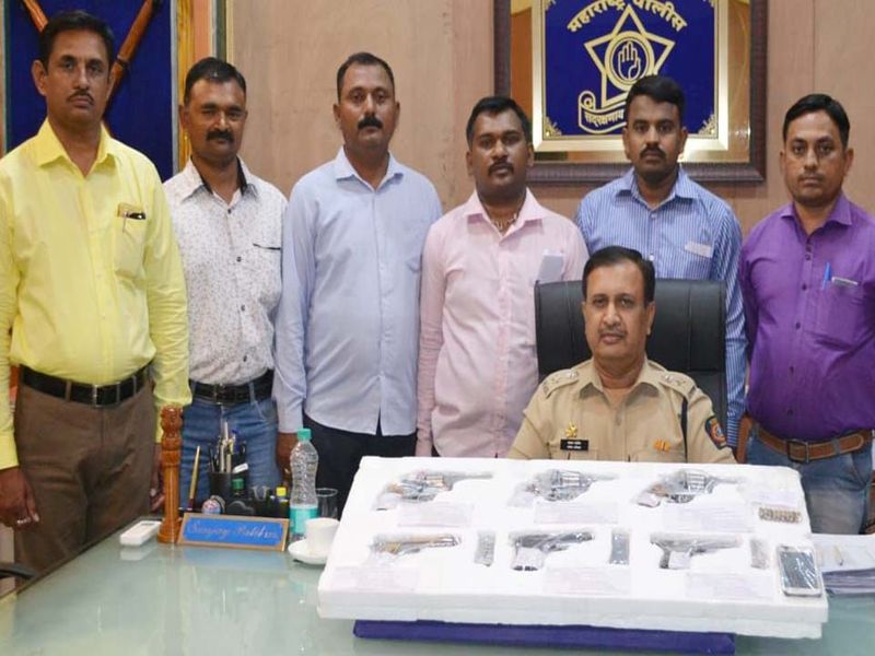 Shahadah seized six carton pistols and cartridges | शहाद्यात सहा गावठी पिस्तोलसह काडतूस जप्त