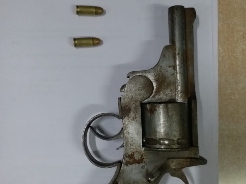 Revolver seized in Mirza; Action in the Sadar-Sangli-Miraj road | मिरजेमध्ये रिव्हॉल्व्हर जप्त; सावर्डेतील एकास अटक-सांगली-मिरज रस्त्यावर कारवाई