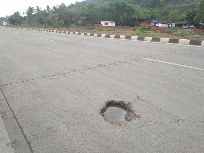 Even before the completion of the Mumbai-Goa highway concreting potholes fell | मुंबई-गोवा महामार्ग तयार होण्यापूर्वीच पडले काँक्रीटीकरणाला खड्डे, कामाच्या दर्जाबाबत प्रश्नचिन्ह
