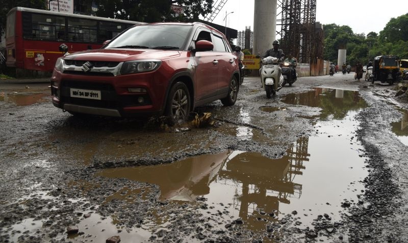 Accidents happen due to potholes in Nagpur | नागपुरात खड्ड्यांमुळे होताहेत वाहनचालकांचे अपघात