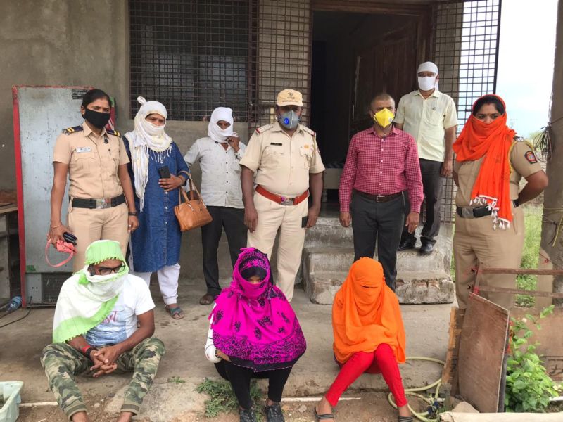 Police raid Kuntankhana in Nagpur: Brokers arrested along with two prostitutes | नागपुरात कुंटणखान्यावर पोलिसांचा छापा : दोन वारांगनांसह दलाल ताब्यात
