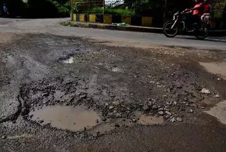 High Court order: Inspect dangerous pits on Nagpur Road | हायकोर्टाचा आदेश : नागपुरातील रोडवरील धोकादायक खड्ड्यांची पाहणी करा
