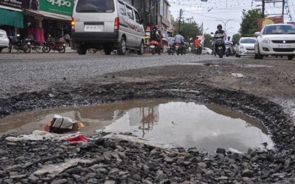 Pits in various places on the roads of Nagpur city | नागपूर शहरातील रस्त्यांवर जागोजागी खड्डे