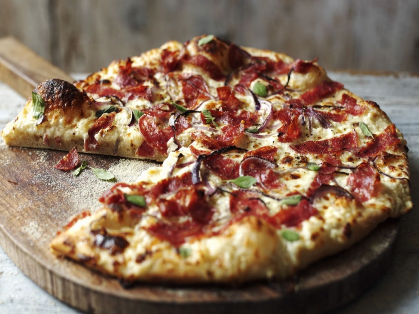 american restaurant offers free pizzas to those who surrender their smartphones while eating | 'या' ठिकाणी खाताना स्मार्टफोन टाळा, मिळेल मोफत पिझ्झा...