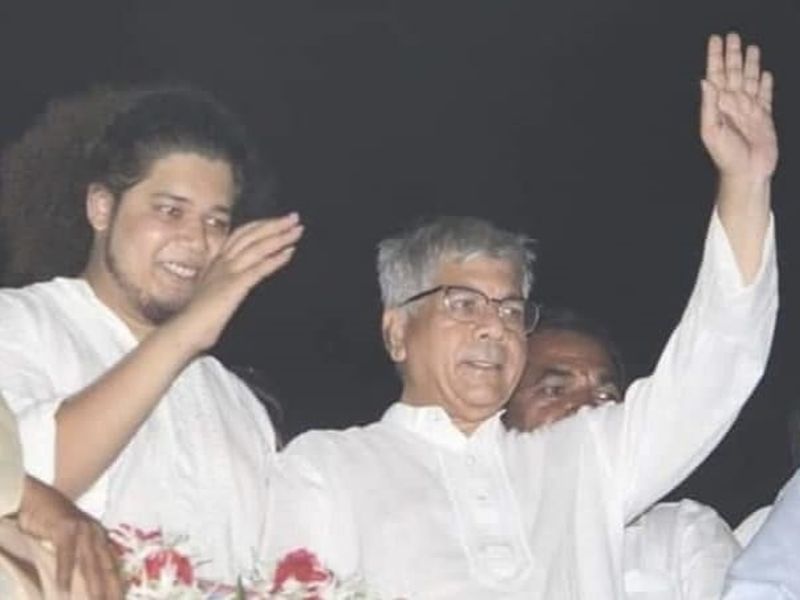 'BJP's election to vote', Ambedkar's father-son's serious allegation on EVM in solapur | 'कपबशीचं बटण दाबलं तरी भाजपालाच मतदान', आंबेडकर पिता-पुत्रांचा गंभीर आरोप