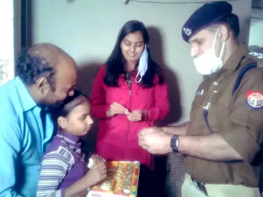 Yogi Adityanath showed mercy, releasing Chimukali's father before Diwali in bulandshahar | मुख्यमंत्री योगींनी दया दाखवली, चिमुकलीच्या वडिलांची सुटका अन् दिवाळी गिफ्टही दिलं