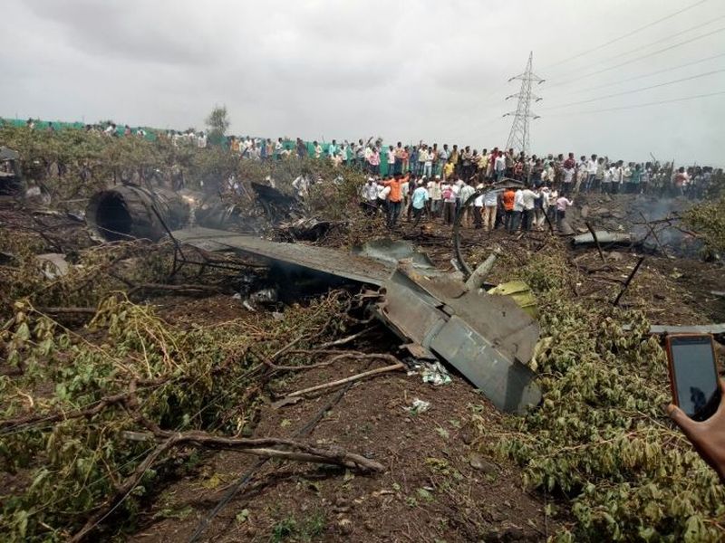  Fifteen crores of losses in farm plane crash; Footprint Suggestions | विमान दुर्घटनेत शेतीचे पंधरा कोटींचे नुकसान; फेरपंचनाम्याच्या सूचना