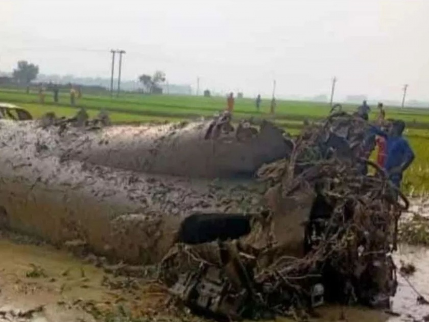 Air Force Hawk plane crashes in west Bengal field; The bomb fell on Monday | हवाई दलाचे हॉक विमान शेतात कोसळले; सोमवारी बॉम्ब पडलेला
