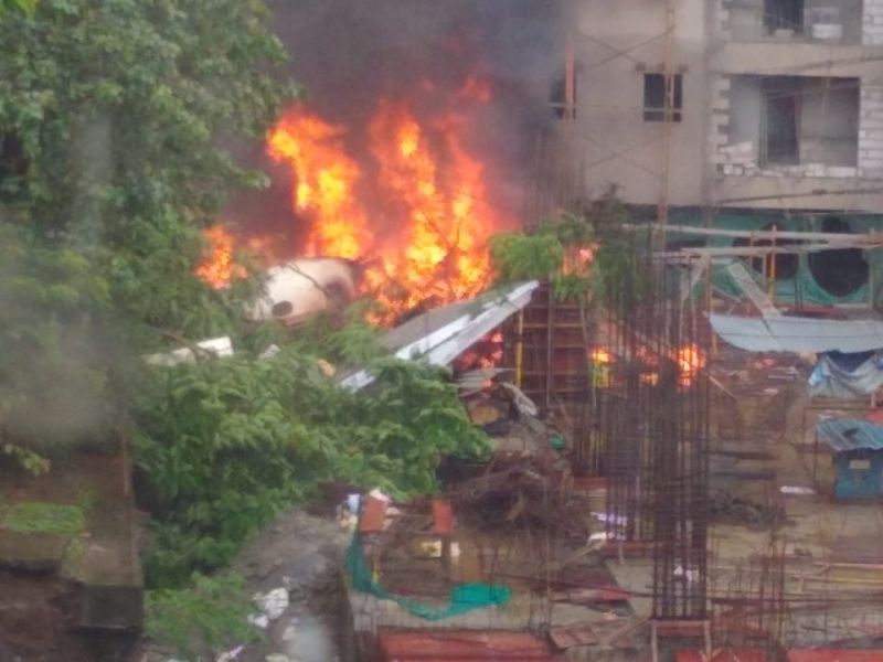 Mumbai : chartered plane crashed in Ghatkopar near Sarvodaya Hospital | Chartered Plane Crashed In Mumbai : घाटकोपरमध्ये चार्टर्ड विमान कोसळलं, 5 जणांचा मृत्यू