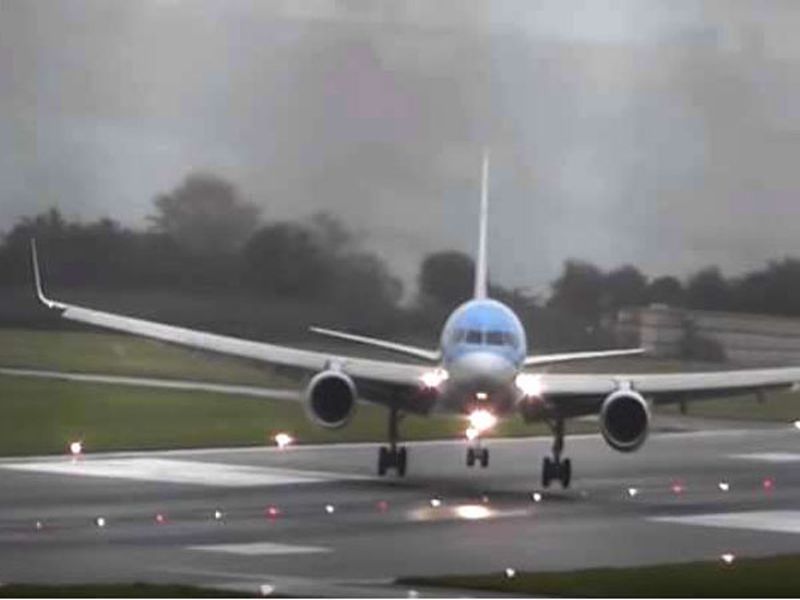 Plane landing video pilot daring at bristol airport during storm | Video : वादळाला चकवा देत 'असा' वाचवला पायलटने अनेकांचा जीव! 