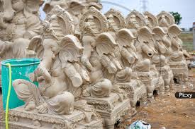 Postponement of the ban on plaster idols, the potter community thanked the government | प्लॅस्टर मूर्तीवरील बंदीला स्थगिती, कुंभार समाजाने मानले शासनाचे आभार