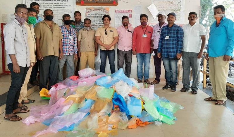 300 kg plastic seized in Gadhinglaj | गडहिंग्लजमध्ये ३०० किलो प्लॅस्टिक जप्त, पालिकेची मोहिम