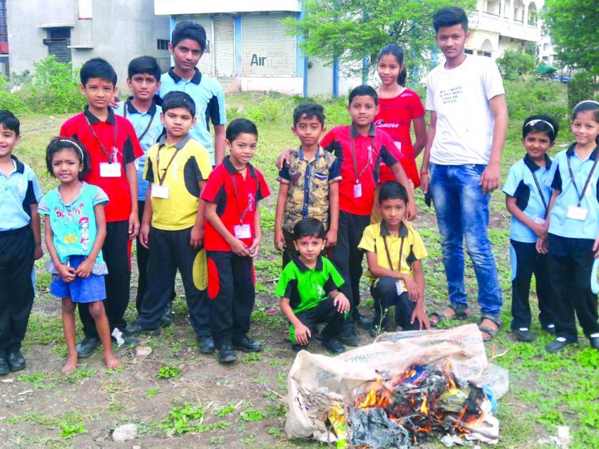 Holi of plastic waste by children in washim | चिमुकल्यांनी केली प्लास्टिक कचऱ्यांची होळी